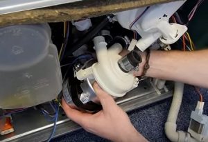 máy rửa bát đọng nước