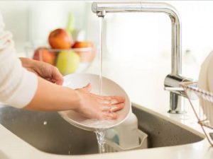Rửa bát bằng tay phù hợp với bát đĩa ít
