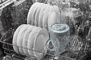 Các chất tẩy rửa làm sạch mọi vết bẩn trên bát đĩa