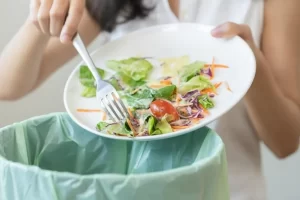 Loại bỏ thức ăn thừa trước khi rửa máy rửa bát