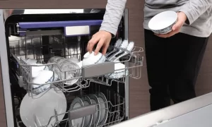 Vệ sinh khoang máy rửa bát