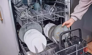 Máy rửa bát kêu do bát đĩa xếp không chuẩn