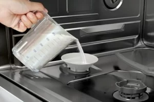 dùng phễu để đổ muối vào máy rửa bát