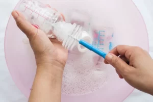 cách vệ sinh bình sữa cho bé