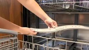 vệ sinh máy rửa bát cánh phun nước