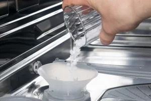 Cách đổ muối vào máy rửa bát