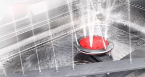 máy rửa bát tiết kiệm nước hơn rửa tay