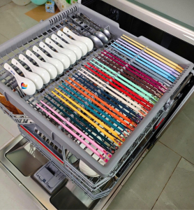 Đũa dàn hàng ngang, không để chồng chéo, thìa, dao nhỏ xếp gọn trong các nan cài