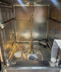 Máy rửa bát bị bẩn do không được vệ sinh định kỳ 