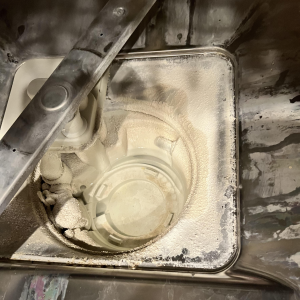 Nước cứng gây ra tình trạng đóng cặn canxi ở máy rửa bát