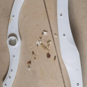 Tay phun nước máy rửa bát bị tắc do cặn thức ăn thừa