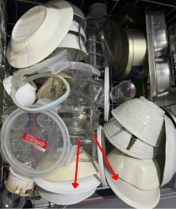 Tránh xếp bát to ở vị trí này chắn tay phun khiến viên rửa không tan hết