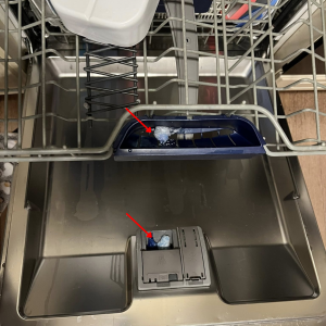 Viên rửa bát không tan hết do bị ẩm, xếp bát chắn tay phun,...