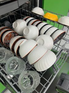 Xếp bát đĩa đúng cách trong máy rửa bát